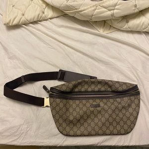 A Gucci bag unisex